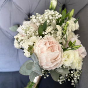 Bouquet clásico redondo en blanco y verdes