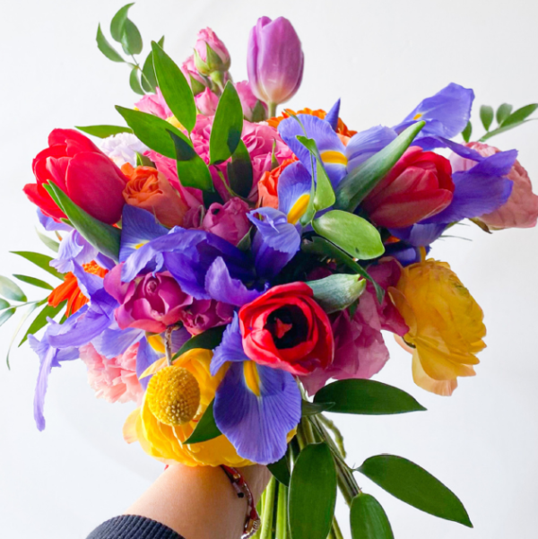 Ramo asimétrico en fucsias, rosas, naranjas, amarillos, lilas y azules