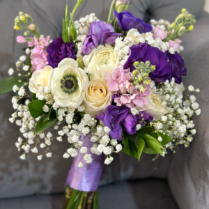 Bouquet no estructurado en blancos y lilas