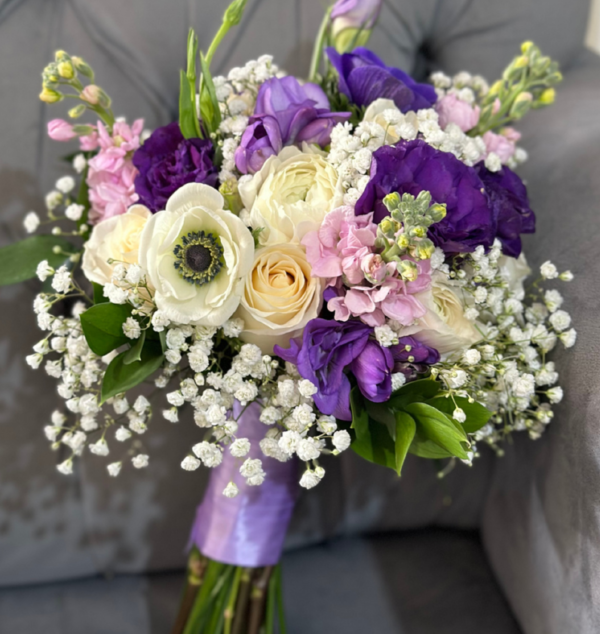 Bouquet no estructurado en blancos y lilas
