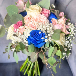 Bouquet clásico en rosa, blanco y azul con eucalipto