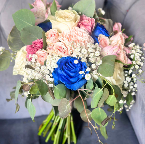 Bouquet clásico en rosa, blanco y azul con eucalipto