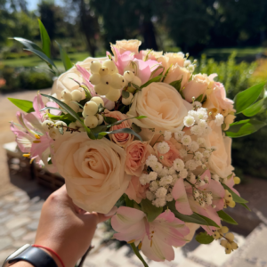 Bouquet clásico redondo en rosas, blanco y verdes