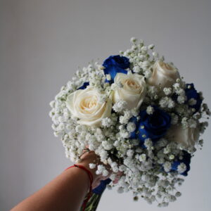 Bouquet clásico con rosas blancas y azules