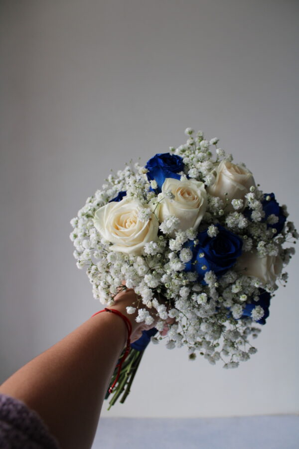 Bouquet clásico con rosas blancas y azules