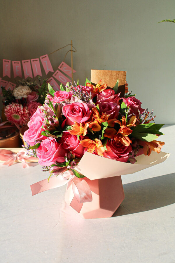 ARREGLO DE ROSAS CLÁSICO