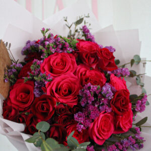 RAMO DE ROSAS Y MINI ROSAS