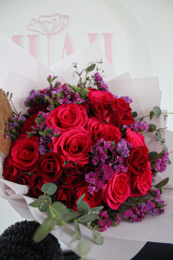 RAMO DE ROSAS Y MINI ROSAS