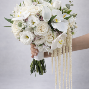 BOUQUET REDONDO CON ORQUÍDEAS Y AMARANTOS