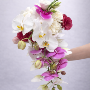 RAMO EN CASCADA CON ORQUÍDEAS